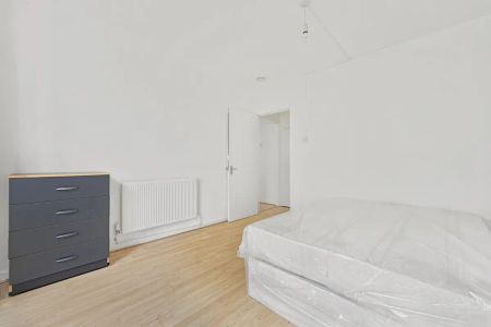 3 bedroom flat in Queensbridge Road - Photo 5