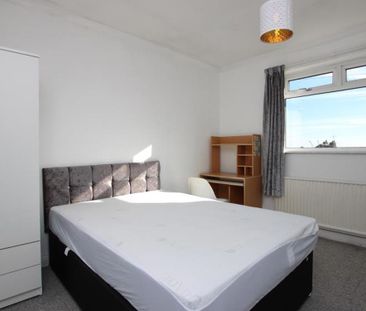 A six bedroom STUDENT HOUSE located in Filton. Rooms available from... - Photo 6