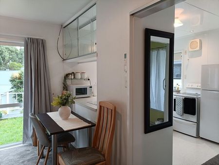 Super sunny & extremely convenient location - Photo 4