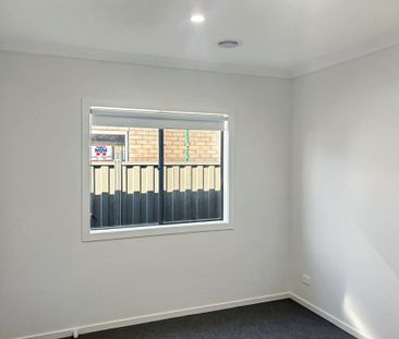 100 Molesworth Crescent, Donnybrook VIC, Belconnen - Photo 2