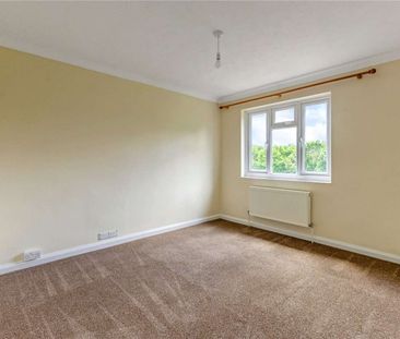 Three bedroom house available immediately in desirable location - Photo 3