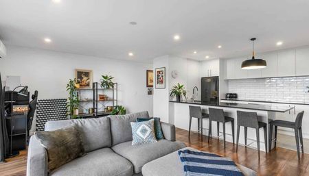 Welcome Home to Light, Luxury & Lifestyle – Yo... - Photo 3