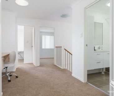 Large 3 Bedroom Townhouse - Photo 6