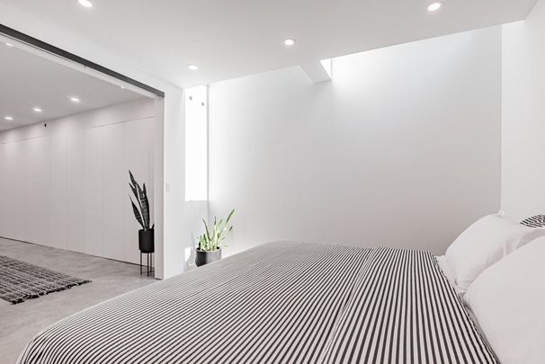 Toronto Furnished Townhouse for Rent - Incredible 1 Bed, 1 Bath plus Den and Private Yard in Queen West - Photo 1