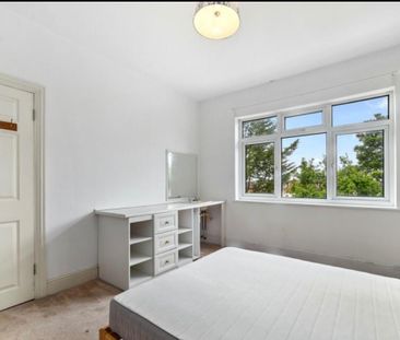 4 Bed Semi-Detached House, Woodstock Avenue, NW11 - Photo 5