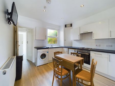 3 bedroom flat to rent - Photo 4