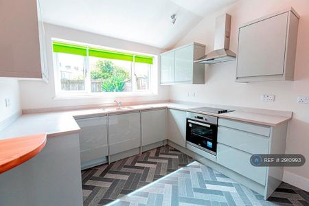 4 bedroom terraced house to rent - Photo 5