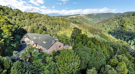 Stunning Executive Family Retreat in Gated Community - Photo 5