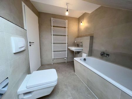 ❄️Neu! Frisch renovierte 2-Raum-Wohnung mit Tageslichtbad, moderne Einbauküche & Aufzug - Photo 4