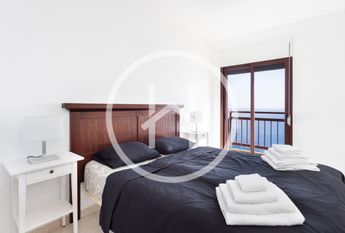 Amplio apartamento de cuatro dormitorios con vistas al mar en Radazul Bajo