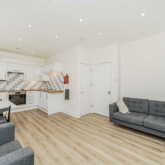 4 bedroom flat to rent - Photo 1