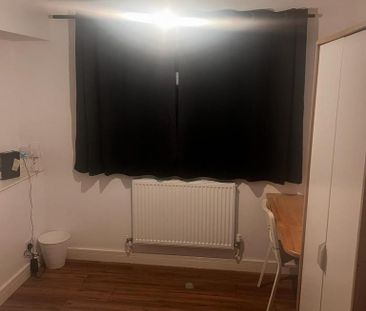 1 bedroom in a house share to rent - Photo 3