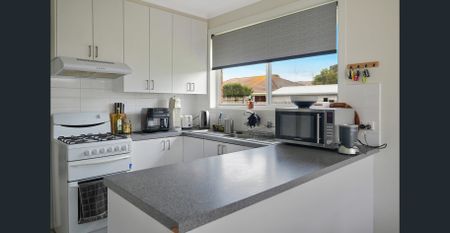 Charming Home in Quiet Court Location - Photo 5