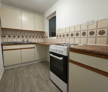 Studio Flat, Helford Gardens, SO18 - Photo 1