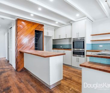 Sunshine West Delight! - Photo 2