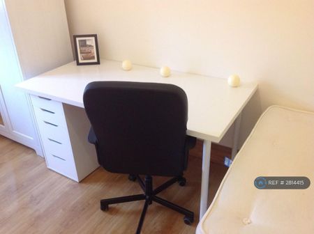 3 bedroom flat to rent - Photo 4