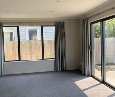 Lovely Modern 3 Bedroom Home - Photo 1