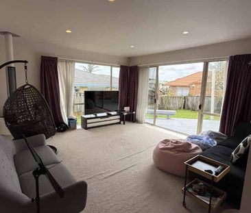 4 Bedroom Family Home - West Harbour - Photo 5