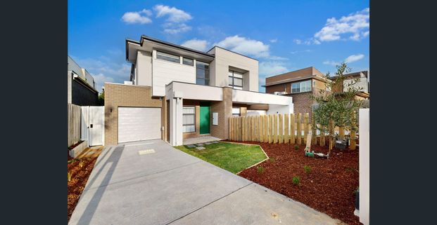 5-BEDROOM HOME IN PRIME LOCATION - Photo 1