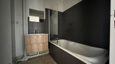 À louer à Avallon, charmant appartement au quatrième étage d'une résidence sécurisée avec interphone. - Photo 4