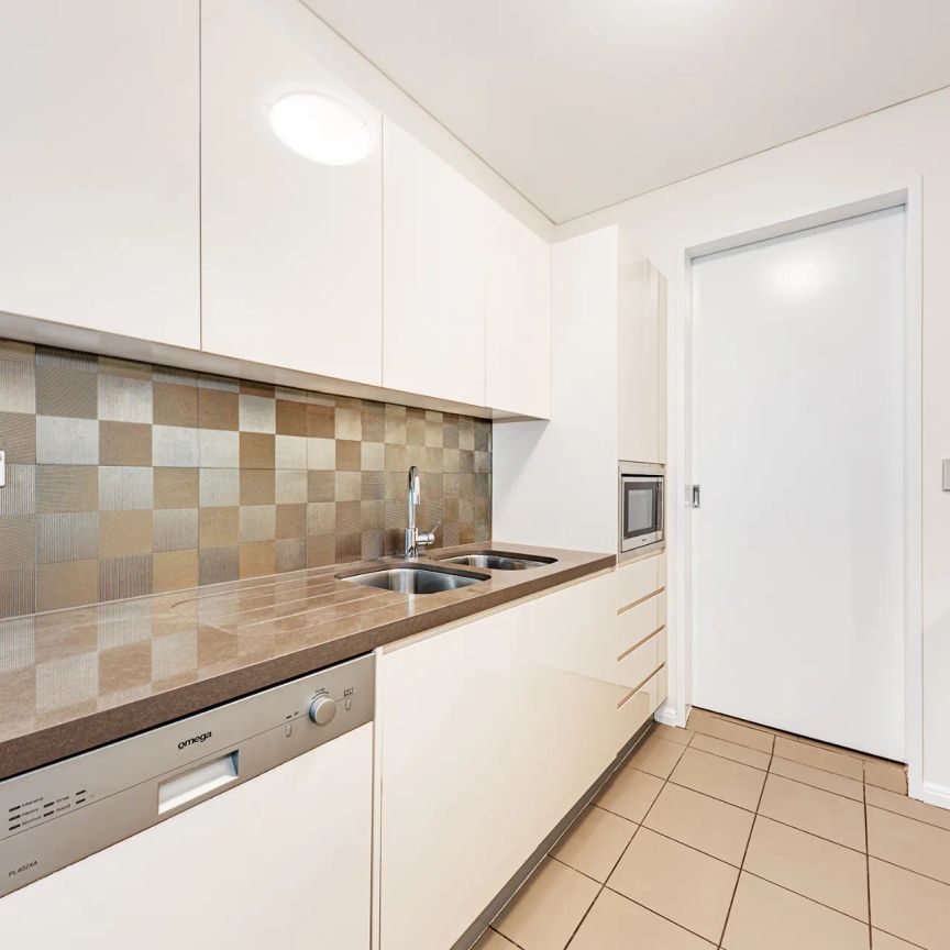 Spacious Apartment in Walking Distance to the Rail - Photo 1