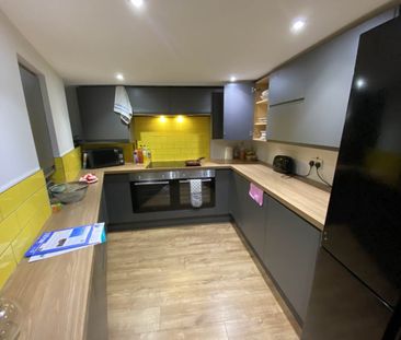 Station Terrace (room 6), Bramley, Leeds - Photo 6