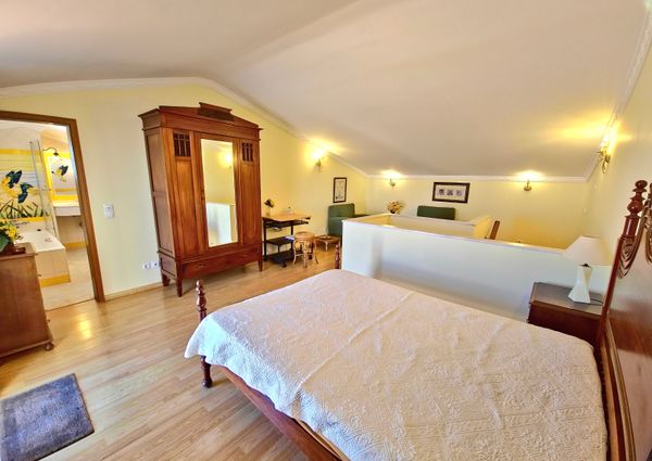 Moradia com piscina, jardim, totalmente equipada e mobilada