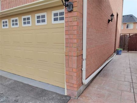 Detached Home For Lease | E8138964 - Photo 4