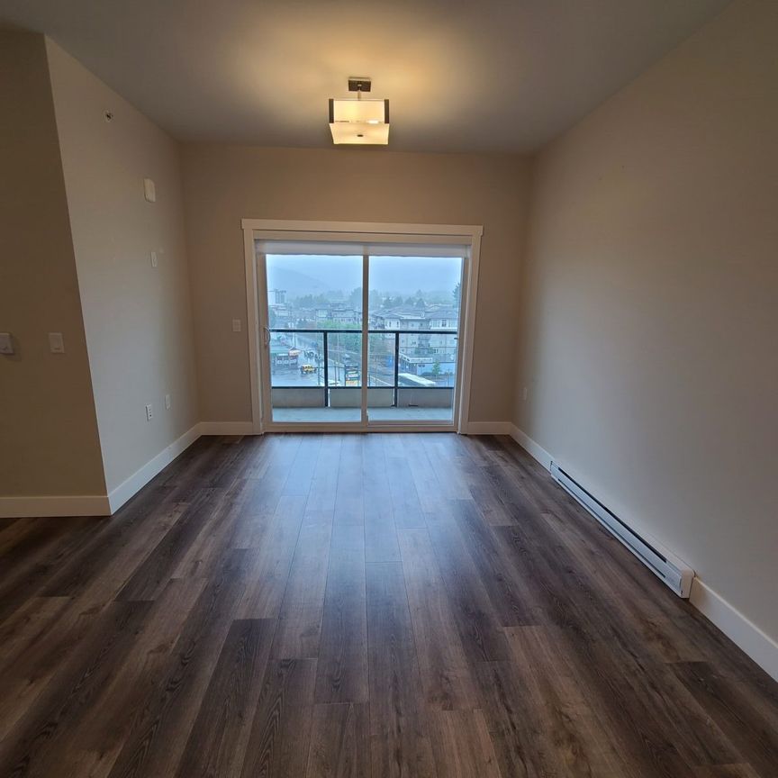 Large 2 Bedroom Unit with Den! - Photo 1