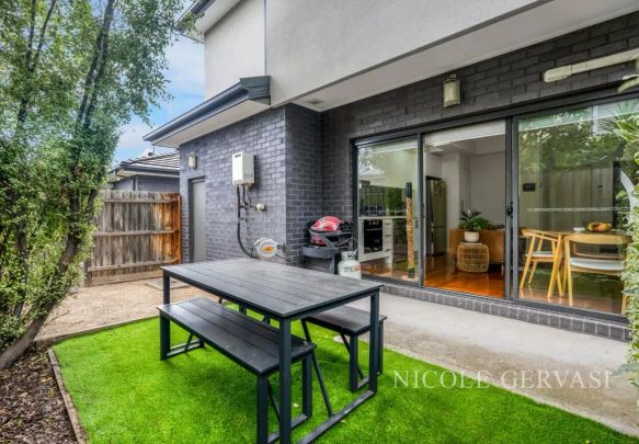 “Style & Luxury in Pascoe Vale” - Photo 1