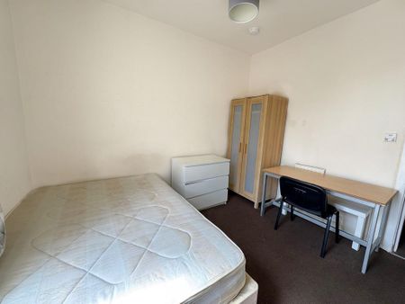 4 bedroom end of terrace house to rent - Photo 5