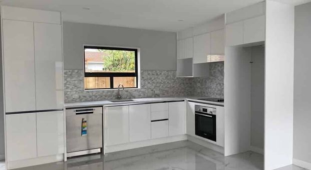 Modern Four-Bedroom Family Home in a Prime Location - Photo 1