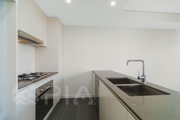 Modern 1 bedroom apartment close to amenities for lease - Photo 1