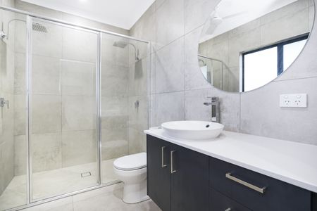 STYLISH AND MODERN FAMILY HOME! - Photo 2