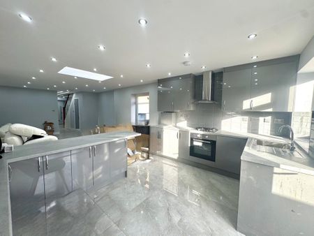 4 bedroom semi-detached house to rent - Photo 5