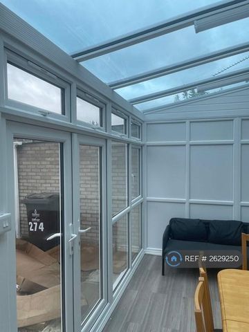 1 bedroom in a house share to rent - Photo 2