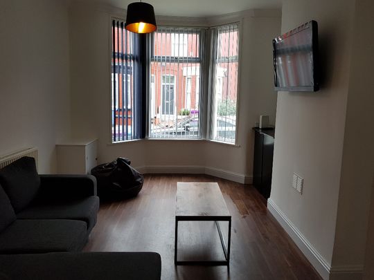 4 BED STUDENT HOME – BILLS INCLUDED - Photo 1