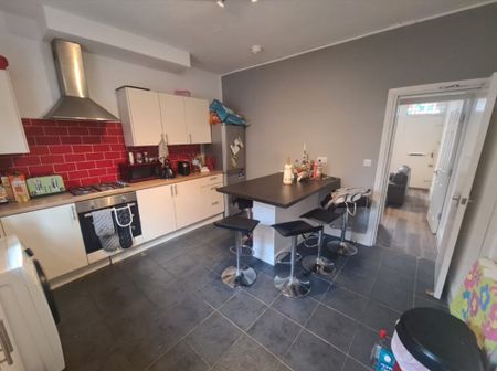 5 Bed - 96 Royal Park Road, Hyde Park, Leeds - LS6 1JJ - Student - Photo 5