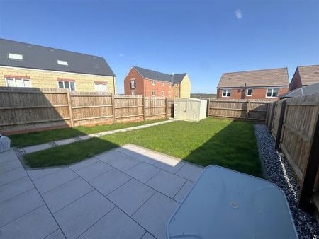 4 bedroom semi-detached house to rent - Photo 4