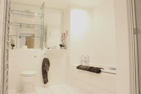 2 bedroom Flat To Let - Photo 5