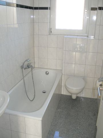 Für Sie renoviert.! Drei Zimmer Dachgeschoßwohnung am Domagkweg mit Balkon. - Photo 2