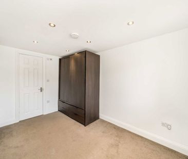 Hale Lane, HA8, London - Photo 2