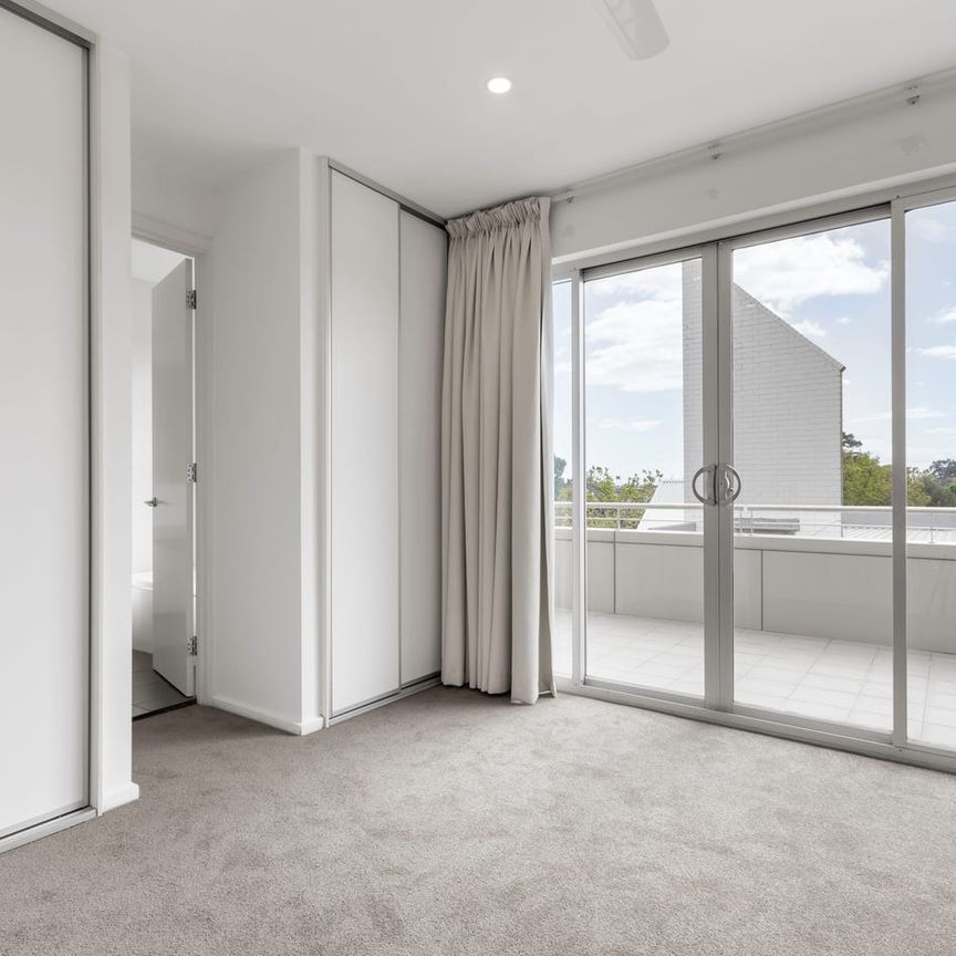 Spacious Living - 3 Bedrooms, Excellent location & Parking for 2 Cars - Photo 1