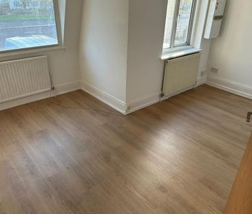Room in a Shared House, Great West Road, TW5 - Photo 4