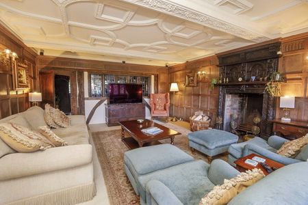An outstanding and historic Grade II* listed medieval hall which offers the rare combination of immense detail and history, tranquility, exceptional gardens and a convenient location for access to Leeds and Manchester. - Photo 2