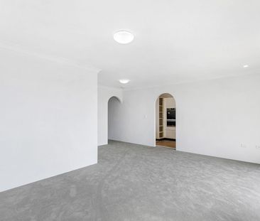 Stylish & Newly Renovated Two Bed Apartment - Photo 2