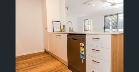 Near New Townhouse in the centre of Raceivew ! BREAK LEASE ! - Photo 3