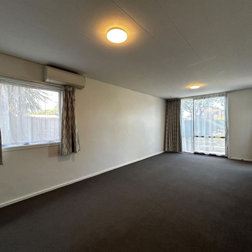 Modern and sunny on Bealey! - Photo 1