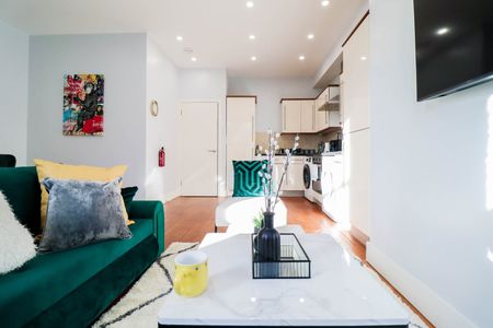 2 Bed Flat, St. John's Hill, SW11 - Photo 5