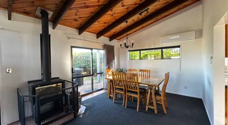 Fully furnished three bedroom home with spa pool! - Photo 3